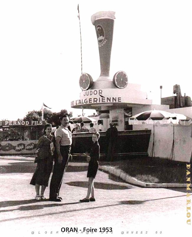 Oran - foire expo 1953 devant stand Judor 1953.jpg